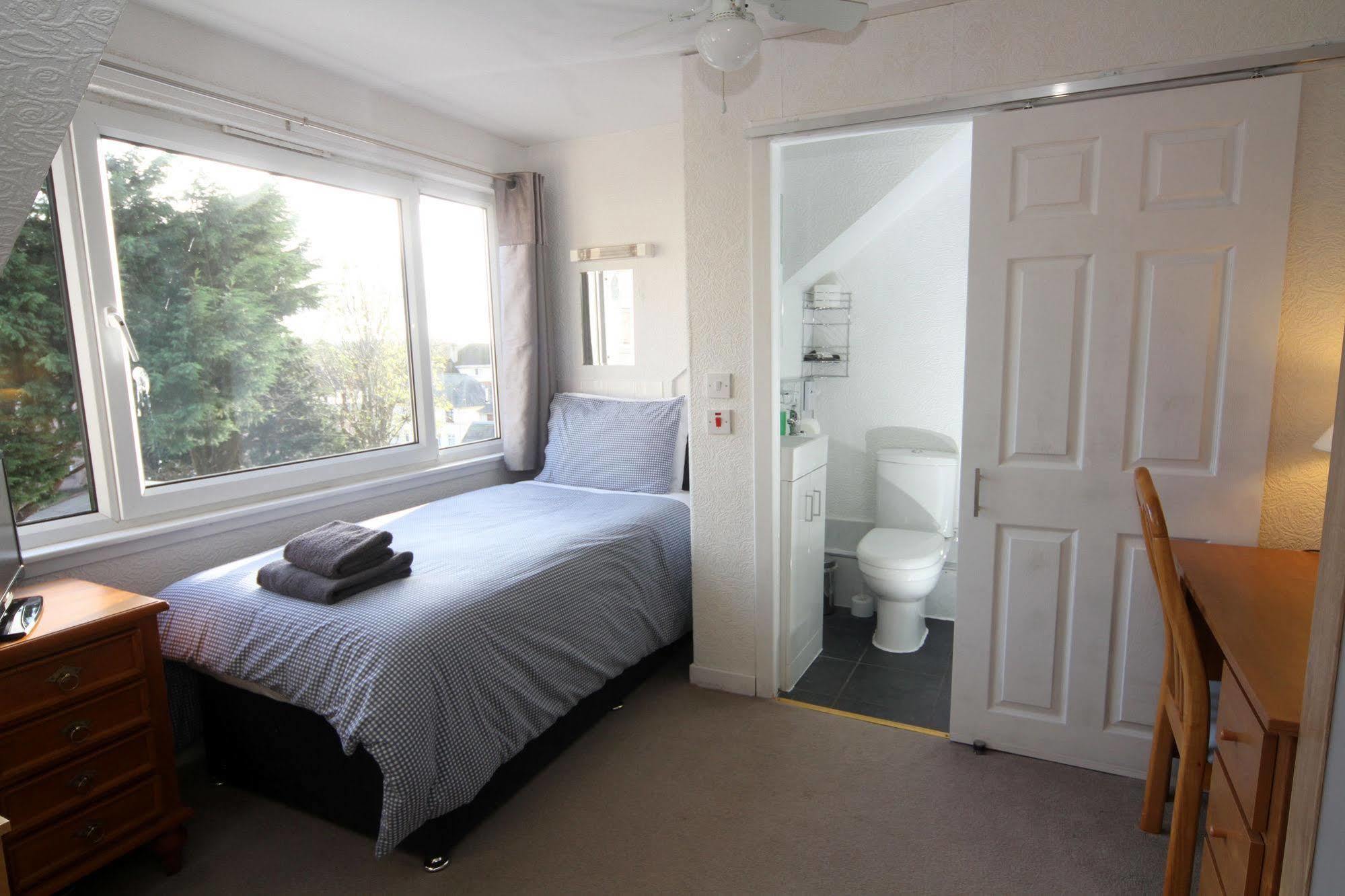 Dean Park Guest House Kilmarnock Dış mekan fotoğraf